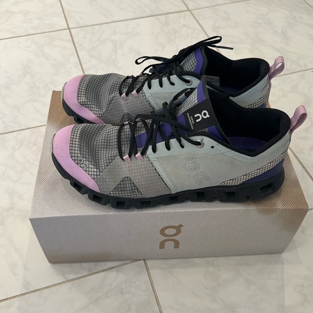 On cloud x shift size 10